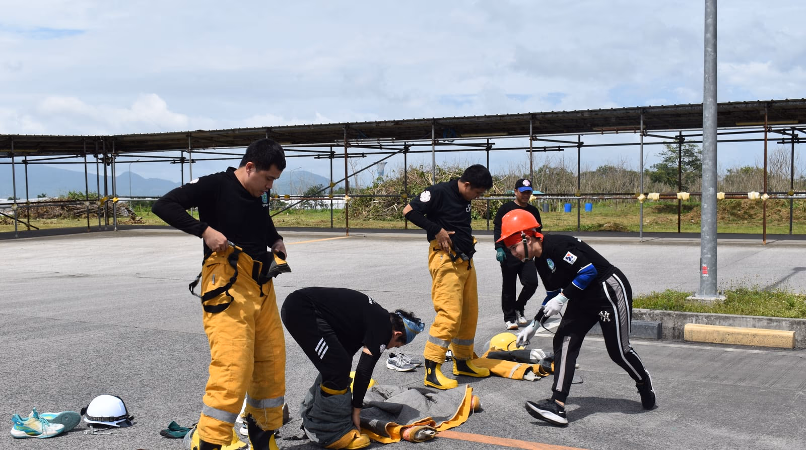 Brigada de emergencia durante un simulacro