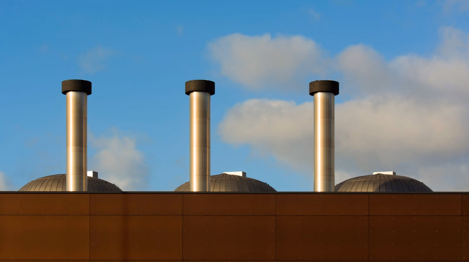 Chimeneas industriales emitiendo efluentes gaseosos