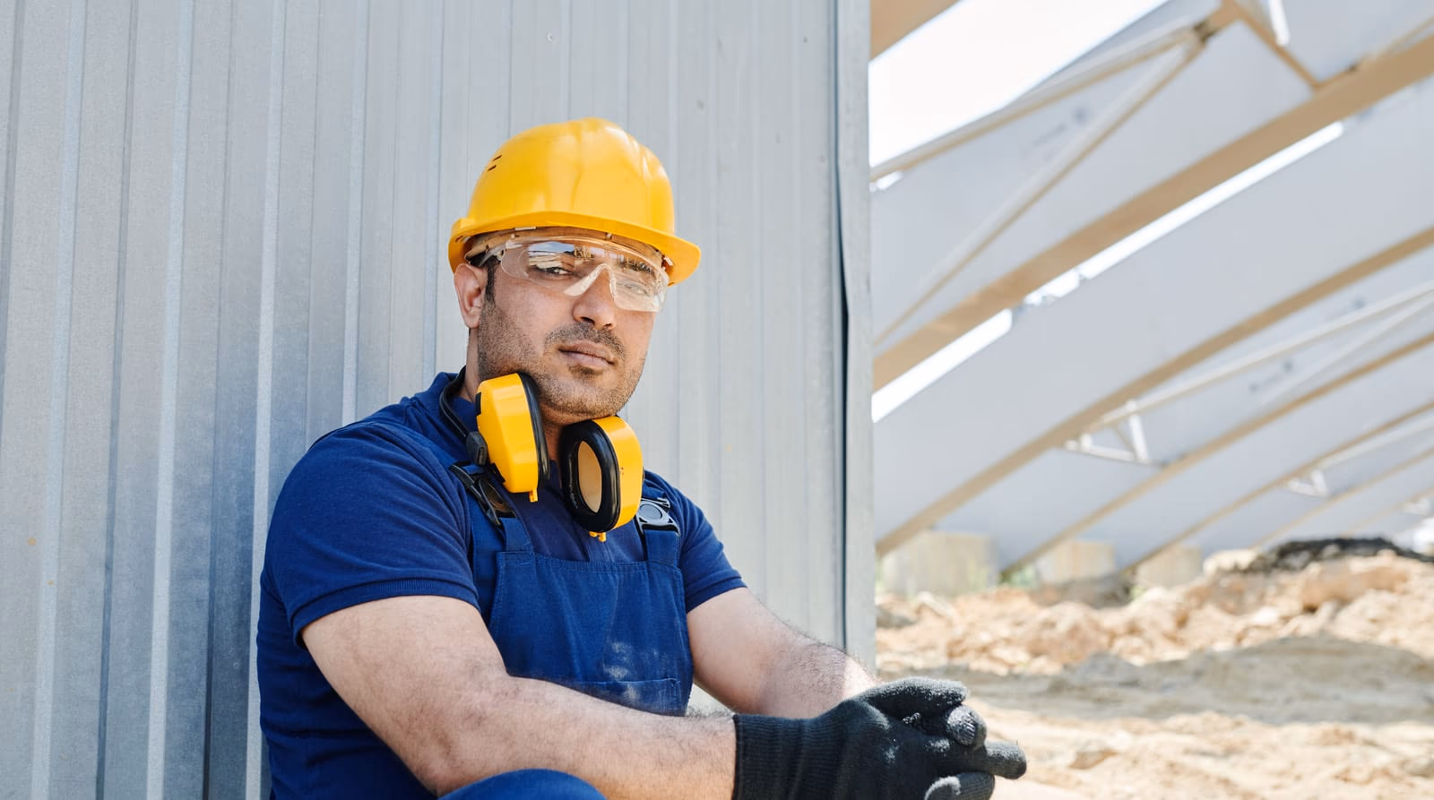 Casco, guantes y gafas de protección personal