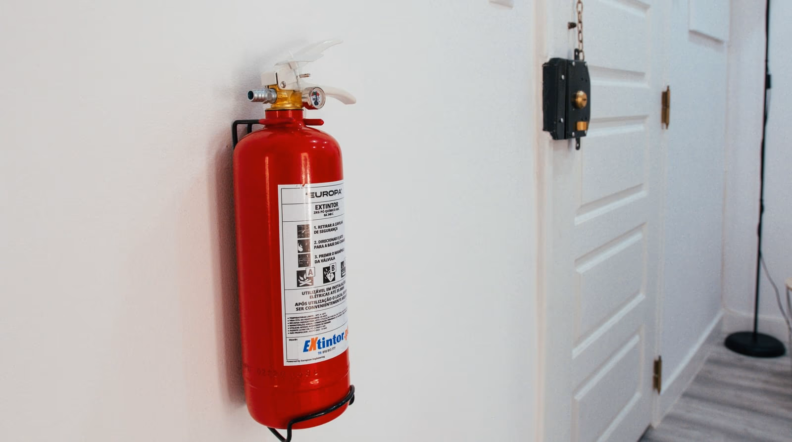 Extintor montado en pared, listo para usar