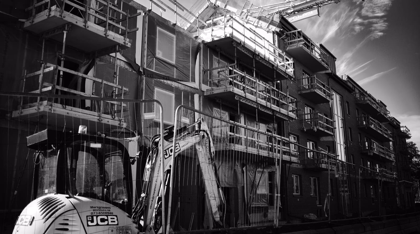 Obra en altura detenida, con la grúa sin actividad