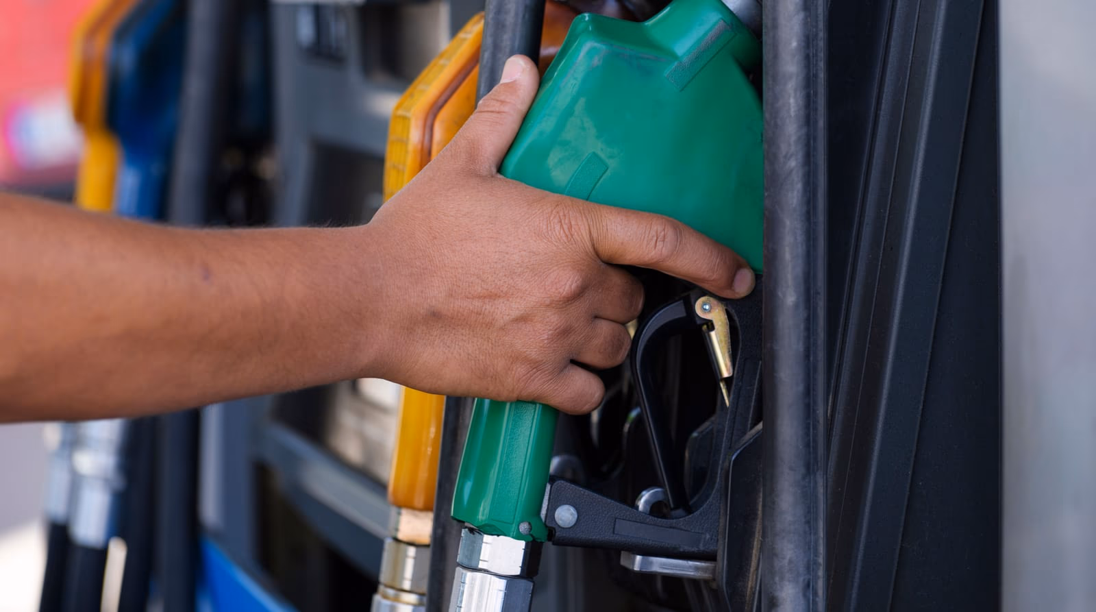 Surtidor de combustible en una estación de servicio